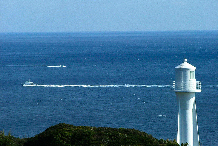 足摺岬灯台と船