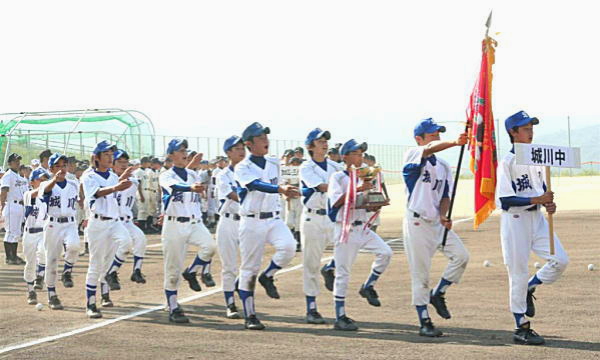 昨年度優勝チームの城川中学校の入場行進(総合公園多目的広場)
