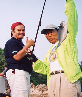 魚を釣り上げるお二人