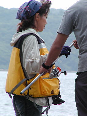 釣りの指導を受ける高島さん