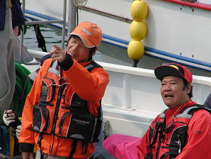 松尾港でファンに手を振る西田さんと間さん