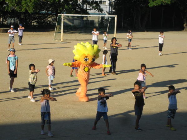 画像：はやおきくんを中心にまずストレッチ体操