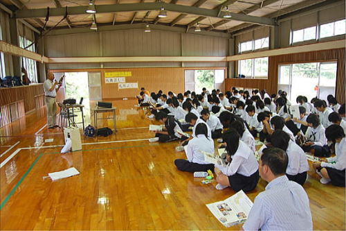 熱心に講演を聞く清水中学校３年生のみなさん