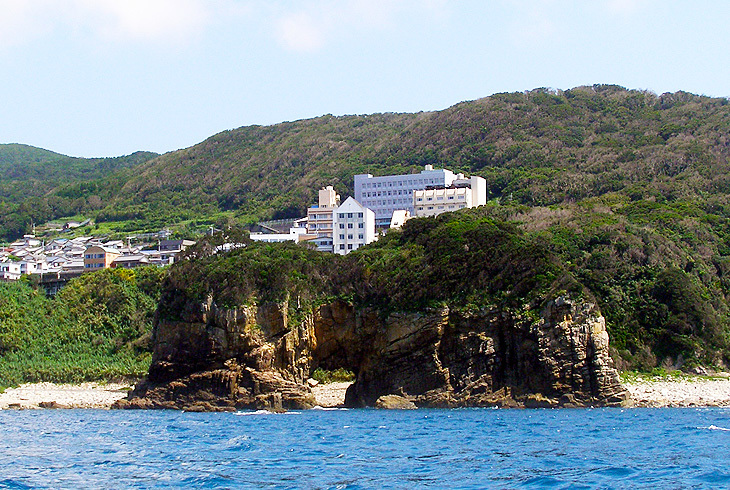 海から見た白山洞門
