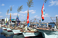 大漁旗の漁船