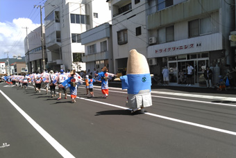 あしずり踊りの様子（ぶっしーくん）