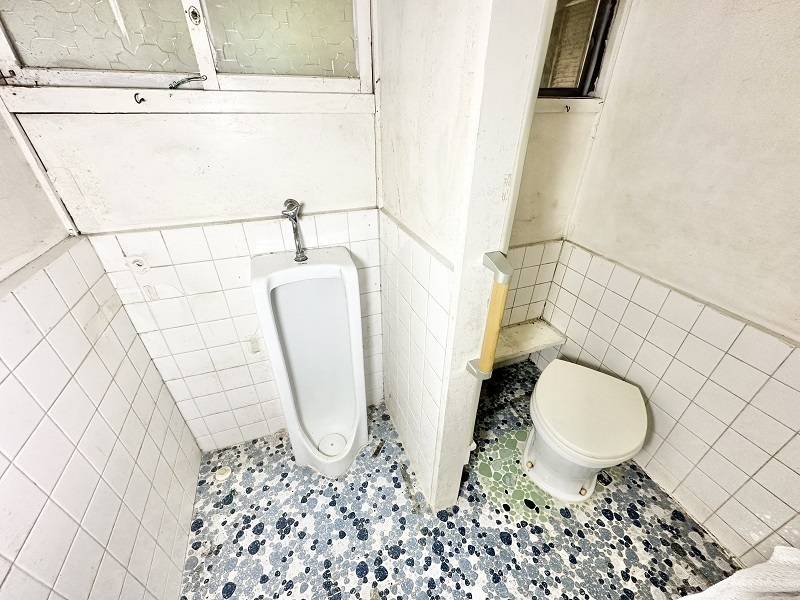 1階　汲み取りトイレ（男性用、洋式）
