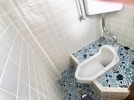 ２階　和式水洗トイレ　天井雨漏り跡（雨漏り修繕済み）