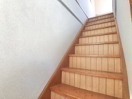 3階から4階への階段