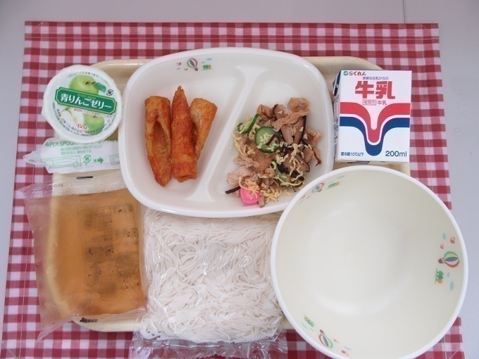 令和6年9月11日の給食配膳時.jpg