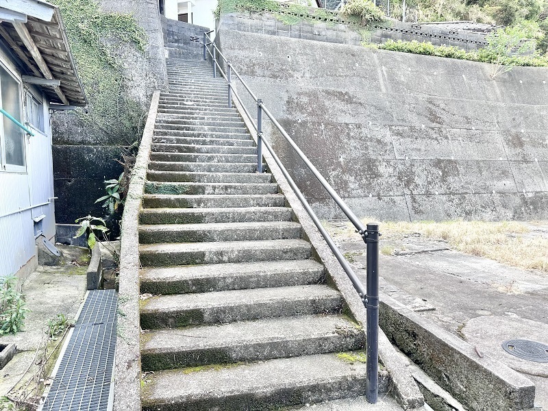 建物敷地へ続く階段