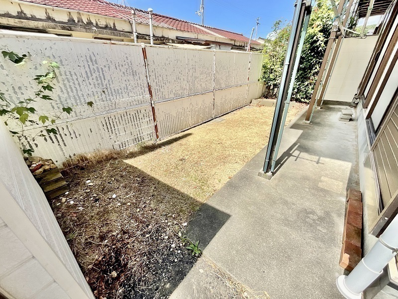 庭、洗濯干し場・東側施設（西側施設は左右反転）