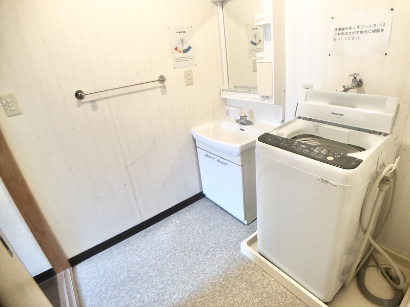 1階 洗面所、洗濯機置き場・東側施設（西側施設は左右反転）