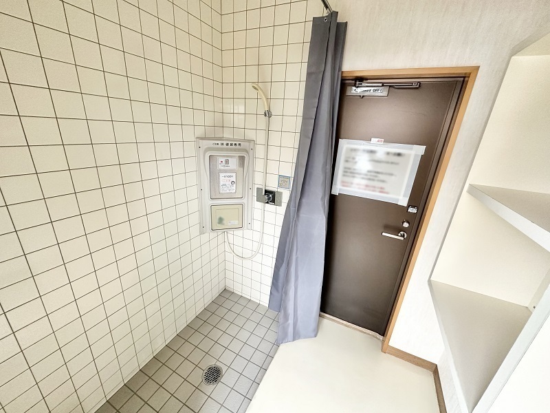 屋外シャワー室（コイン式の有料サービス）