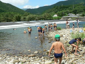 下ノ加江川遊びのようす2