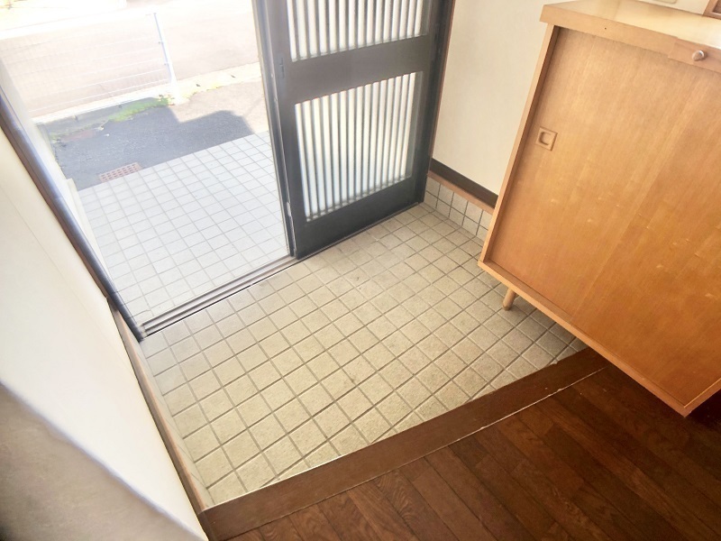 玄関・東側施設（西側施設は左右反転）