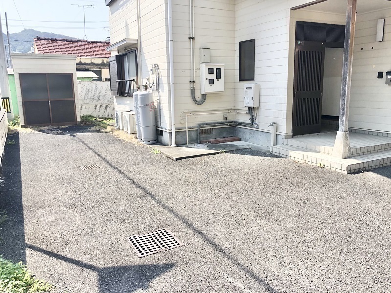 駐車場・東側施設（西側施設は左右反転）