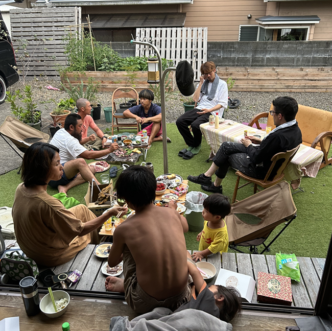 仲間と庭でBBQ.png