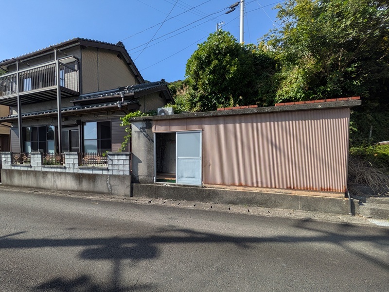 倉庫(右側ドアは使用不可)