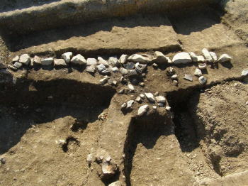 建物基礎跡と遺物出土状況2