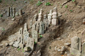 画像：矢熊（泉慶院）地区の五輪塔など