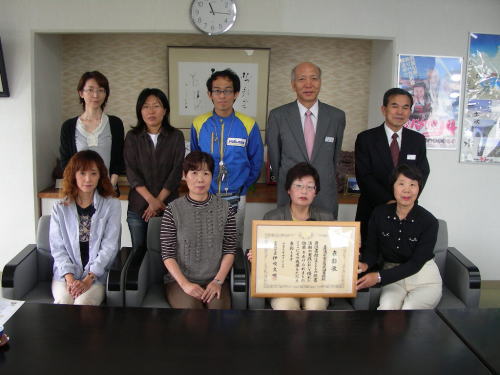 市長への報告会の様子 市民図書館職員とボランティアのみなさん