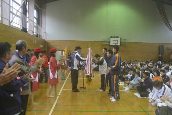 雨天のため、足摺小学校体育館にて閉会式が行われました